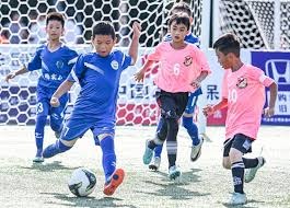 莲湖区机场小学：飞翔少年勇拼搏 绿茵场上展风采